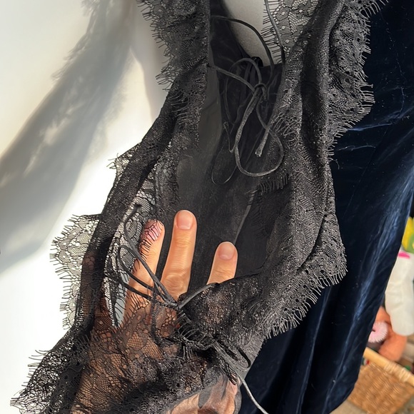 Stunning navy velvet and lace dress - Picture 4 of 15